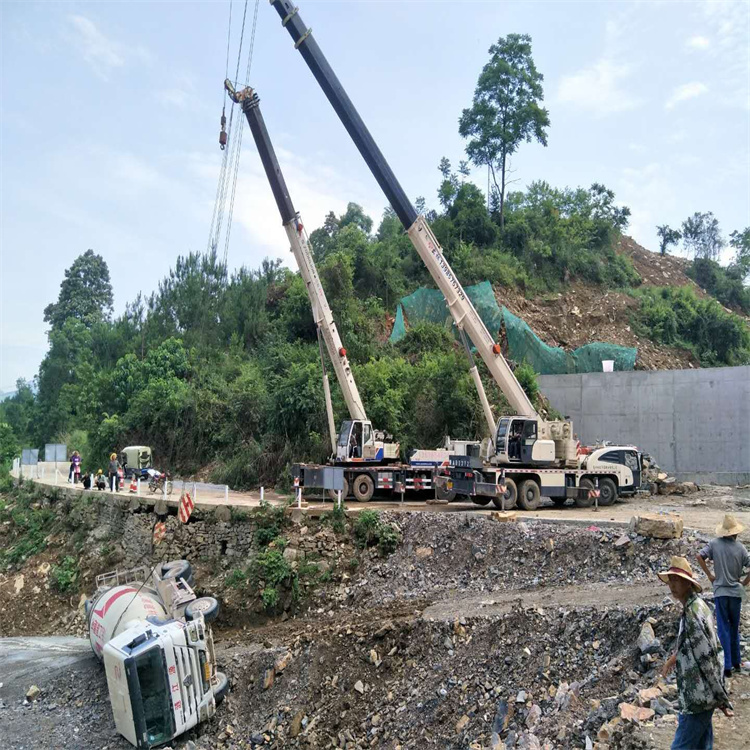 德庆汽车掉沟里叫吊车救援要多少钱